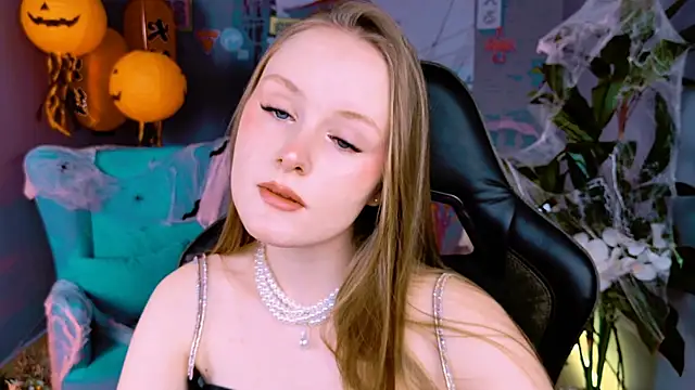 Snapshot of VivienLeeigh chatting on October 18, 9:23 am VivienLeeigh online show from October 18, 9:23 am