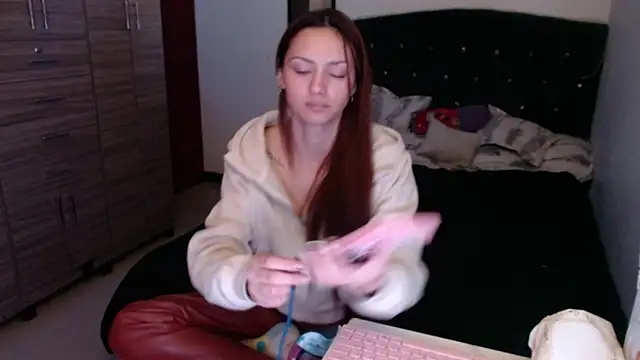 holy juli online show from June 27, 4:02 am