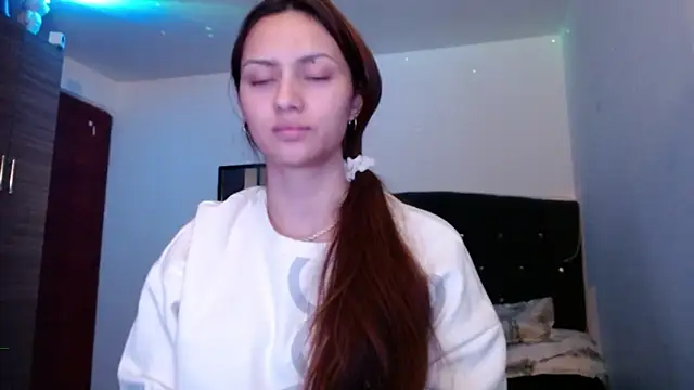 holy juli online show from June 20, 3:32 am