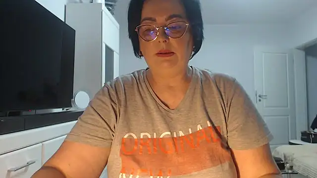 Amandamuller1982 online show from June 8, 6:30 pm