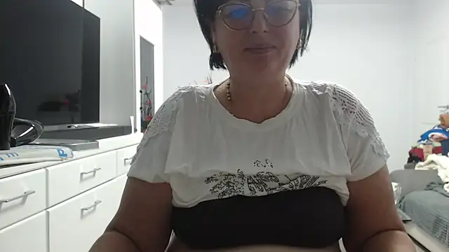 Amandamuller1982 online show from November 14, 9:15 pm