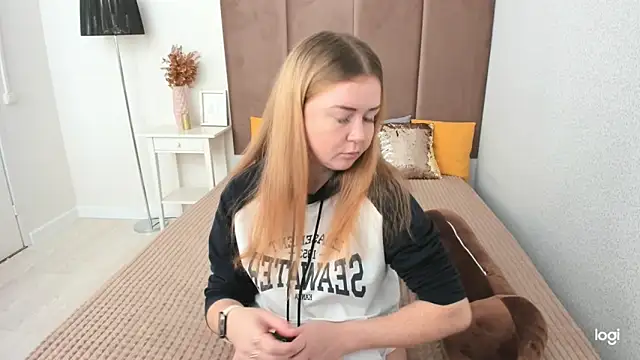 Snapshot of BettyBloom69 chatting on October 7, 5:01 am BettyBloom69 online show from October 7, 5:01 am