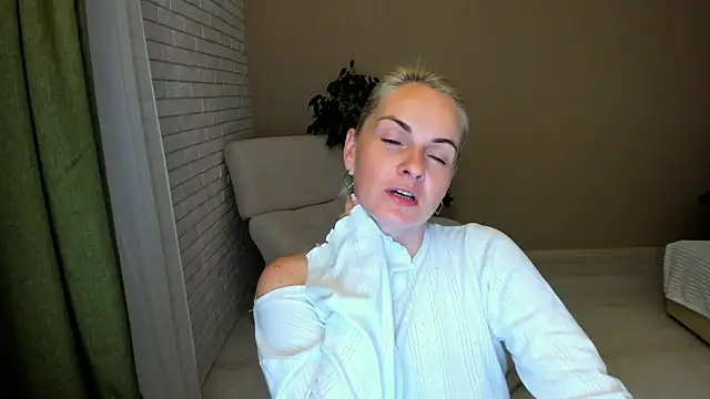 Snapshot of Alicee_Gracee chatting on September 15, 8:38 pm Alicee Gracee online show from September 15, 8:38 pm