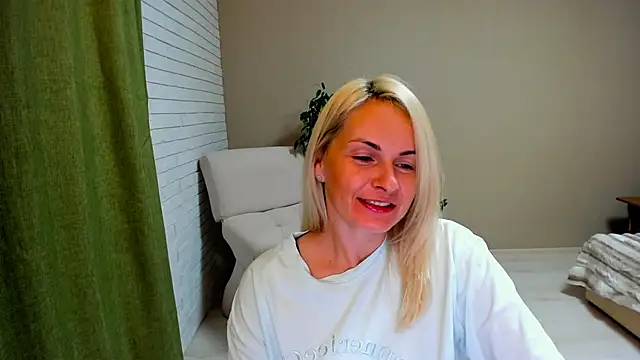 Snapshot of Alicee_Gracee chatting on September 22, 8:07 pm Alicee Gracee online show from September 22, 8:07 pm