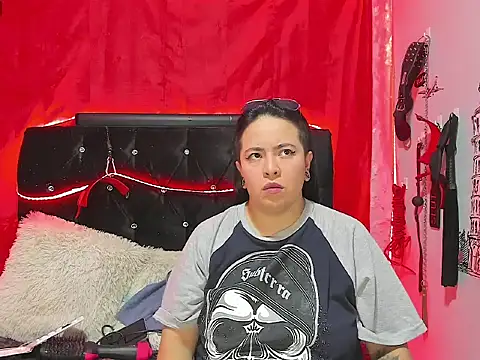 katieeandsharonn online show from November 19, 1:33 pm