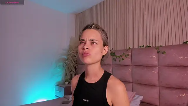 HannaRhodes online show from June 23, 9:35 pm