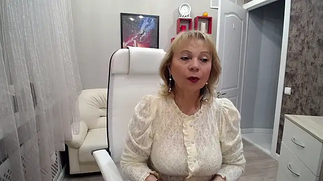 Snapshot of Milla_Cutie18 chatting on October 15, 5:32 am Milla Cutie18 online show from October 15, 5:32 am