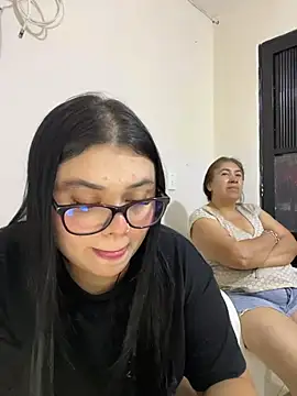 alissonfernandez  online show from April 29, 11:43 pm