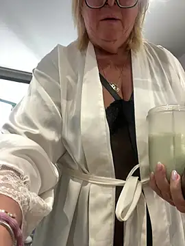 MoistCurveyChanel online show from July 12, 10:49 am
