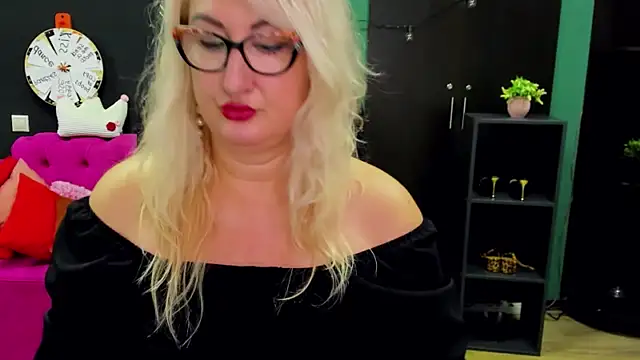 ChristyBrooks online show from December 4, 7:43 am