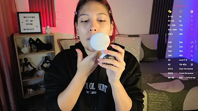 Snapshot of Fresita_Rosita chatting on October 6, 12:00 pm Fresita Rosita online show from October 6, 12:00 pm
