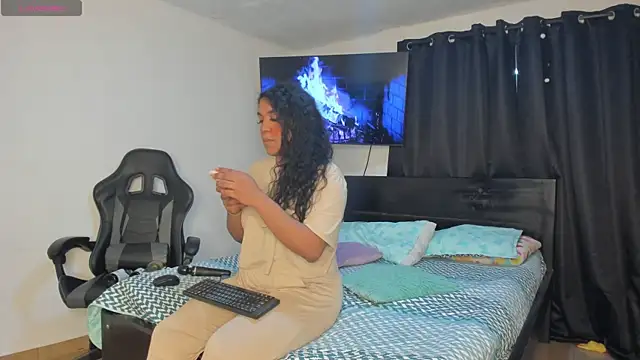 Snapshot of madisonbrunette chatting on October 15, 10:56 pm madisonbrunette online show from October 15, 10:56 pm