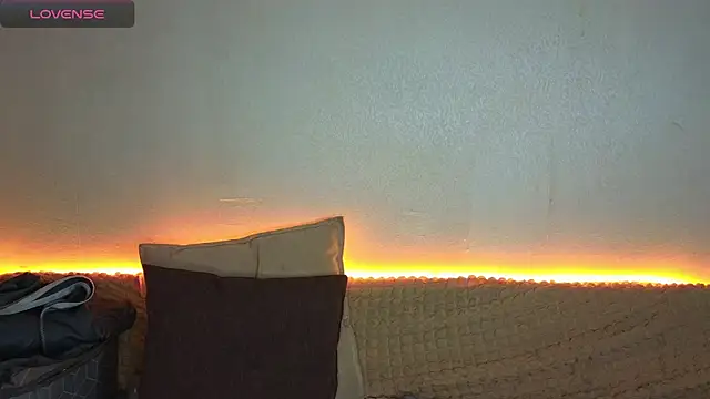 Snapshot of emilytrays chatting on November 1, 8:29 am emilytrays online show from November 1, 8:29 am