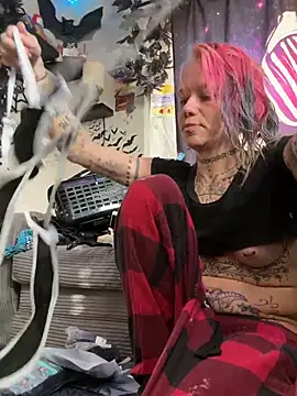 trashbrat online show from July 30, 11:27 pm