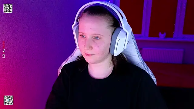 mon lola online show from February 11, 4:30 pm