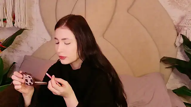 EmmaLawrens online show from February 8, 6:00 pm