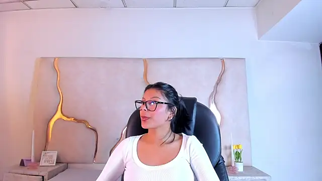 Salmaportman69 online show from July 15, 3:11 am