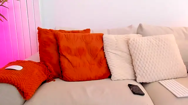 Snapshot of GoddessRoxana chatting on September 17, 12:25 pm GoddessRoxana online show from September 17, 12:25 pm