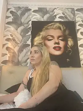 viktoria davis  online show from June 27, 12:01 am