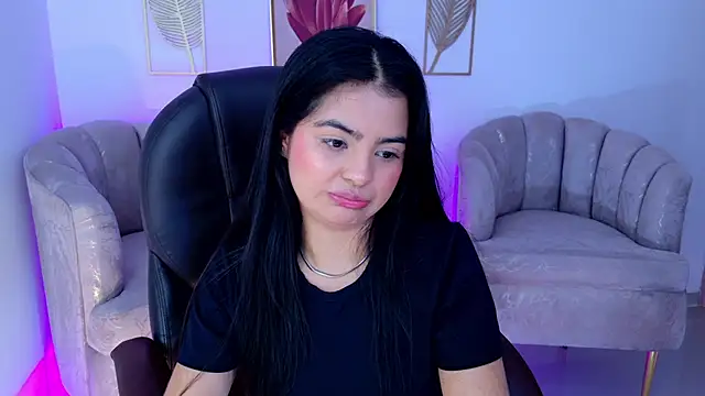 Layla Breezee online show from April 29, 5:30 pm