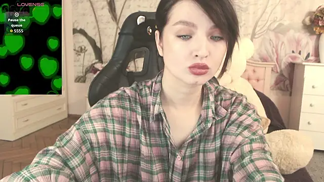 Snapshot of BritneyBarker chatting on October 6, 2:39 am BritneyBarker online show from October 6, 2:39 am