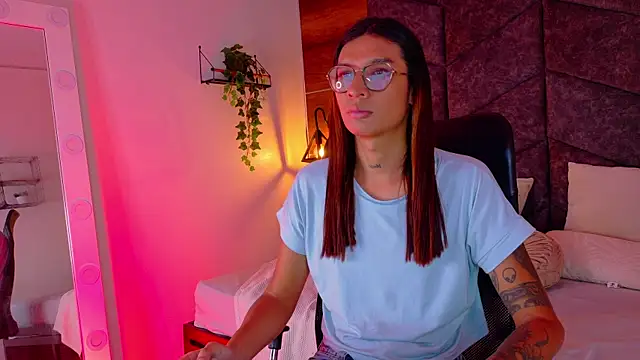 Snapshot of LauraaGomezz__ chatting on October 16, 7:38 pm LauraaGomezz online show from October 16, 7:38 pm