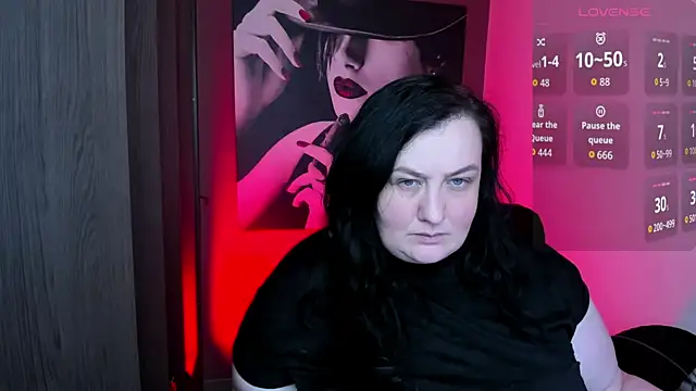 QueenOfHaze online show from August 2, 8:45 pm