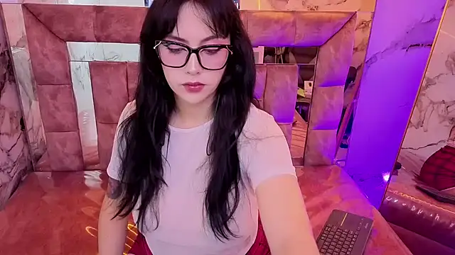 Hela v online show from July 6, 8:11 pm