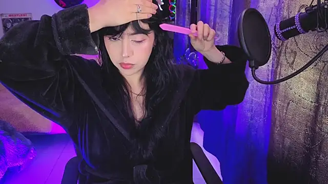 Hela v online show from July 13, 2:40 pm