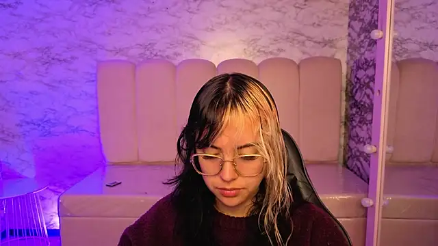 Hela v online show from March 14, 12:06 pm