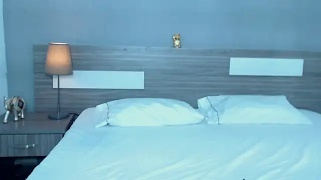 Liiamthompson online show from October 2, 11:15 am