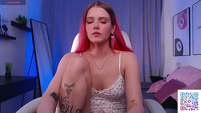 Gretchen Mol online show from March 8, 7:34 am