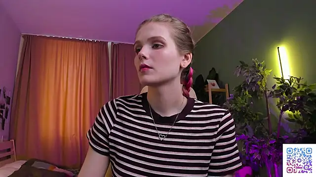 Gretchen Mol online show from March 14, 7:42 am