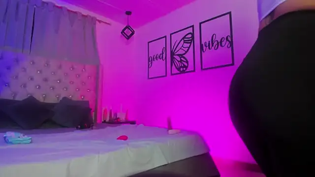 nicolee millerr online show from January 17, 1:40 pm