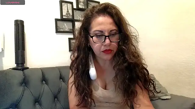 MirandaLatinaLovely online show from April 29, 3:21 am