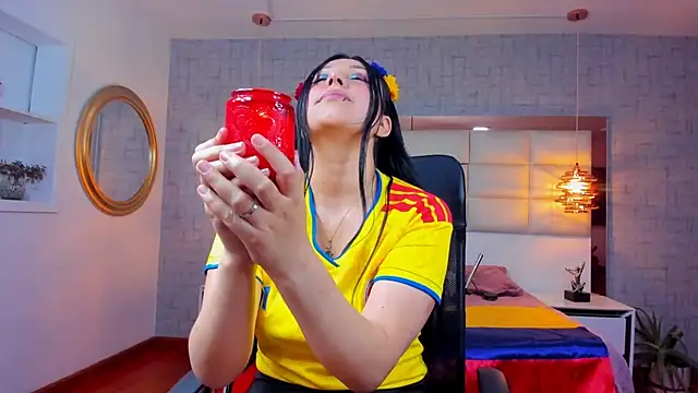 Nohemi louse online show from July 3, 7:20 pm