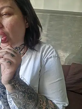 CannabisQueenn online show from April 28, 7:01 am