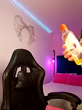 SallyWhitee online show from May 15, 4:38 am
