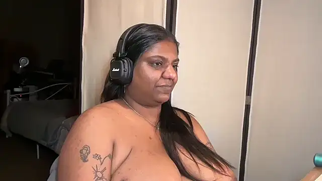 Snapshot of SophieStarShine chatting on October 16, 1:08 am SophieStarShine online show from October 16, 1:08 am