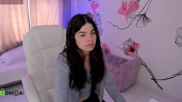 Isabela Fiorelli online show from June 29, 1:55 pm