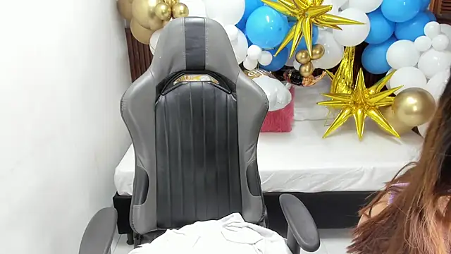 Snapshot of Holly_22 chatting on October 6, 11:05 am Holly 22 online show from October 6, 11:05 am