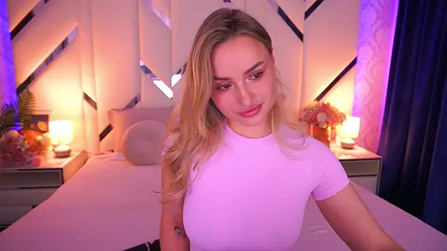 LindsieGreyy online show from April 28, 6:17 am