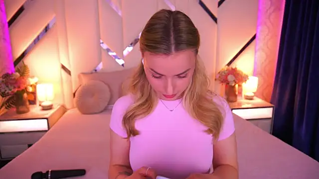 LindsieGreyy online show from May 3, 6:28 am