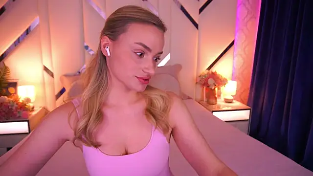 LindsieGreyy online show from May 1, 6:16 am
