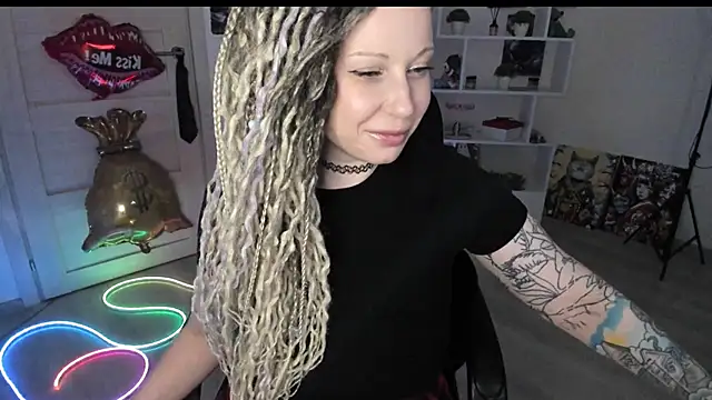 HoneySallyMoore online show from May 15, 1:11 am