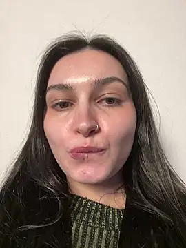 lunalovelee online show from February 22, 4:30 pm