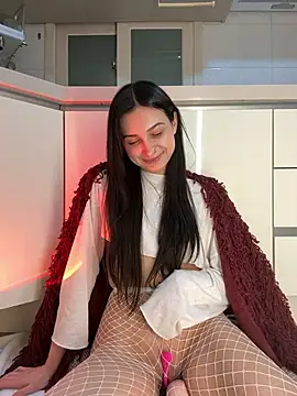 lunalovelee online show from November 18, 4:30 pm