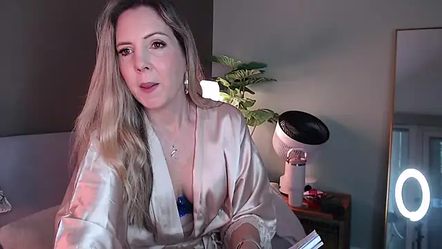 luscious-Lilly online show from October 20, 8:50 am