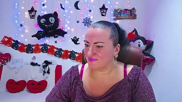 Snapshot of DianaMGG chatting on October 21, 5:22 am DianaMGG online show from October 21, 5:22 am