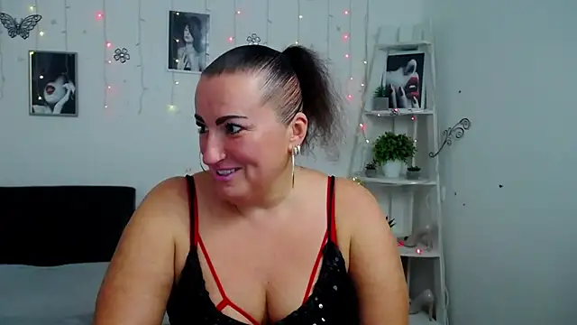Snapshot of DianaMGG chatting on October 14, 5:26 pm DianaMGG online show from October 14, 5:26 pm